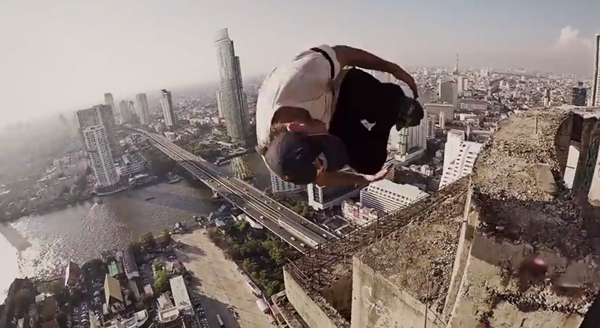 คลิปสุดหวาดเสียว ทีมฝรั่งโชว์ฟรีรันนิ่งบนตึกร้างย่านสาทร คลิปสุดหวาดเสียว ทีมฝรั่งโชว์ฟรีรันนิ่งบนตึกร้างย่านสาทร