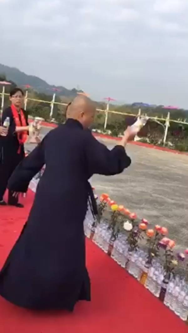 นักบวชหญิงอ้วกแตก นักบวชหญิงอ้วกแตก