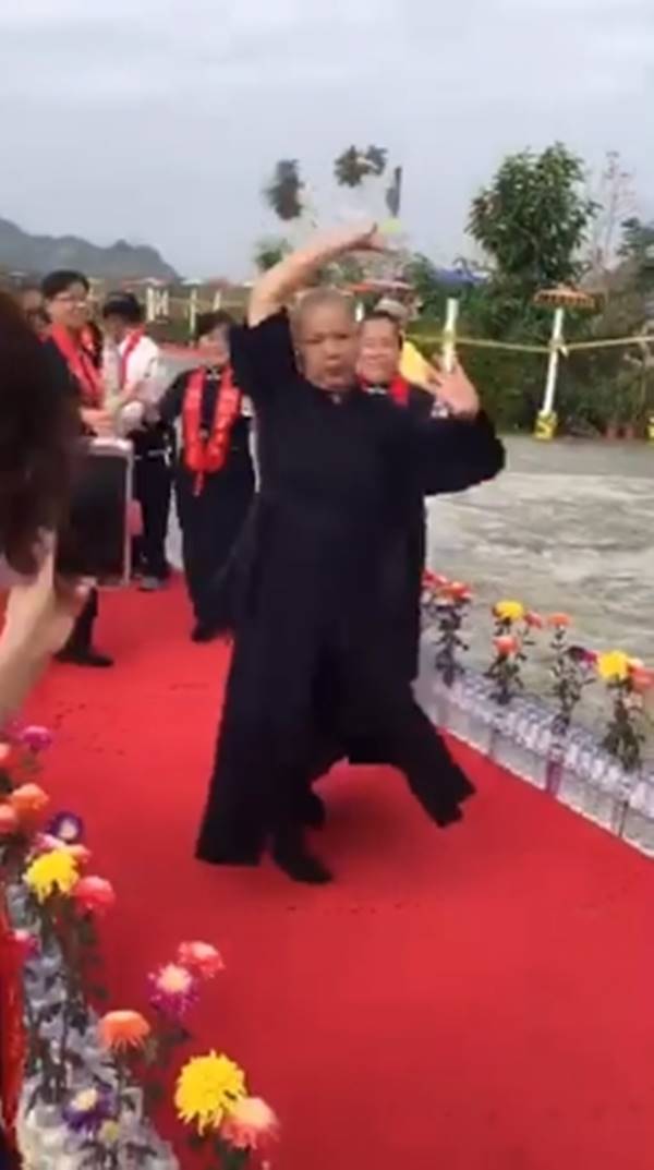 นักบวชหญิงอ้วกแตก นักบวชหญิงอ้วกแตก