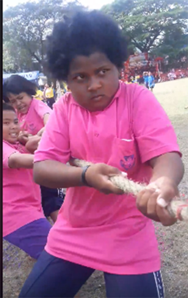 ป.4 จ้องคู่แข่งเขม็งในกีฬาสีโรงเรียน ป.4 จ้องคู่แข่งเขม็งในกีฬาสีโรงเรียน