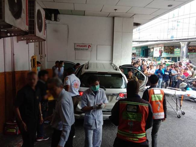 ขับรถชนตึกใบหยก ขับรถชนตึกใบหยก