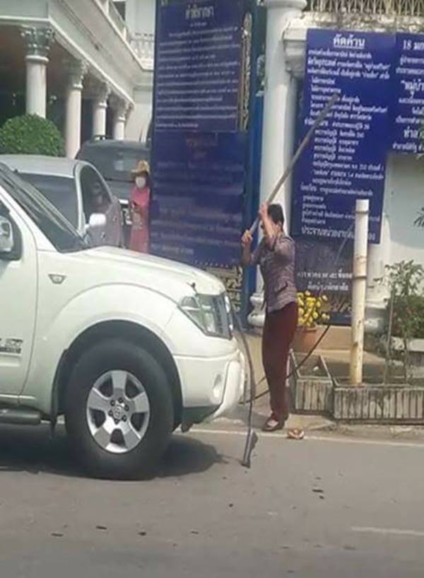 ป้าทุบรถ ป้าทุบรถ