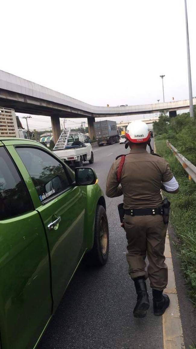 รถเสียจอดข้างทาง รถเสียจอดข้างทาง