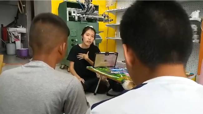 เด็กเอากระเป๋าใส่เครื่องซักผ้า เด็กเอากระเป๋าใส่เครื่องซักผ้า