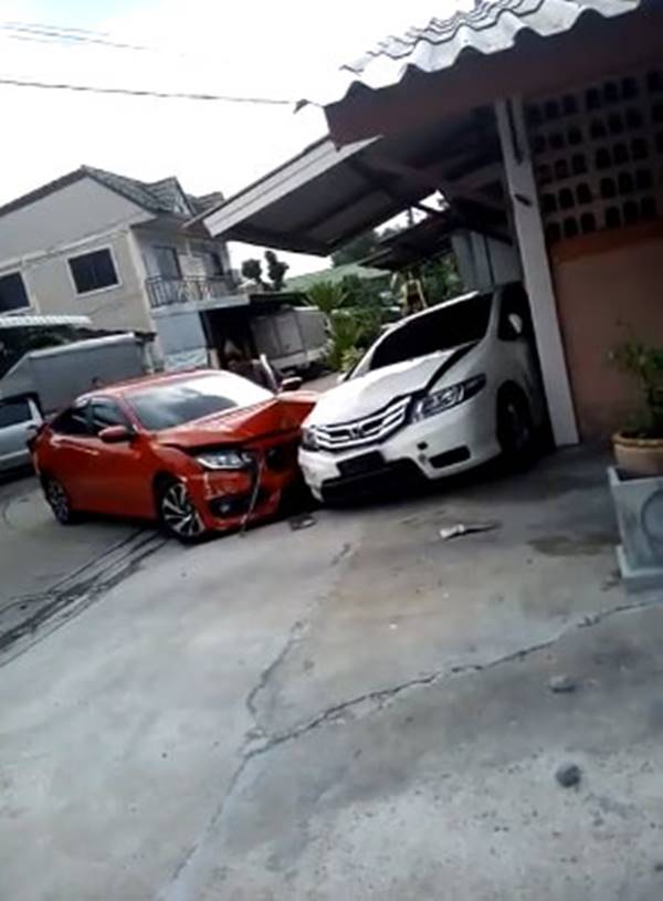 เก๋ง 2 คันทะเลาะอะไรกันไม่รู้ เก๋ง 2 คันทะเลาะอะไรกันไม่รู้