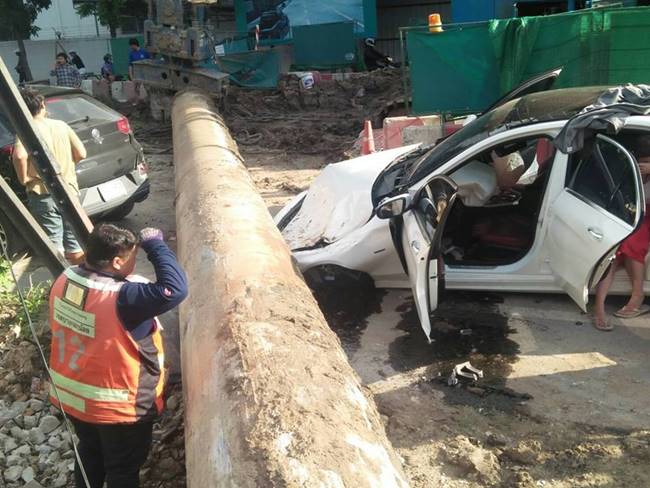 แท่งเหล็กเจาะดิน ร่วงทับเก๋งพังยับ แท่งเหล็กเจาะดิน ร่วงทับเก๋งพังยับ