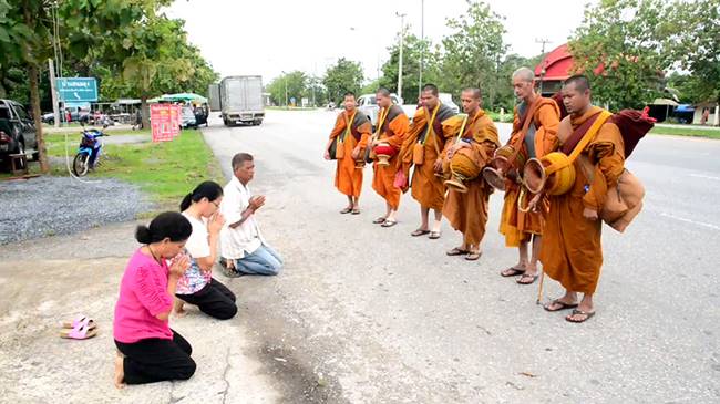 พระ 6 รูป เดินเท้าจากพัทลุง พระ 6 รูป เดินเท้าจากพัทลุง
