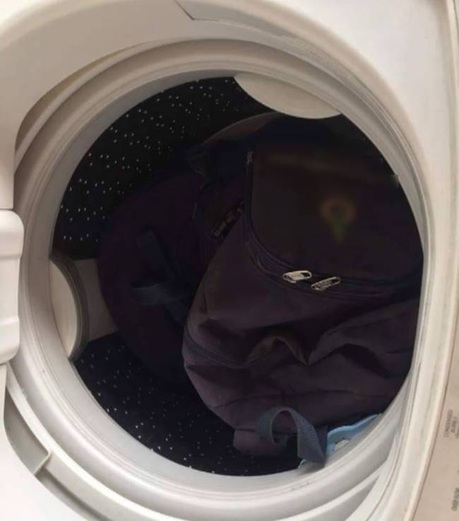 เด็กเอากระเป๋าใส่เครื่องซักผ้า เด็กเอากระเป๋าใส่เครื่องซักผ้า