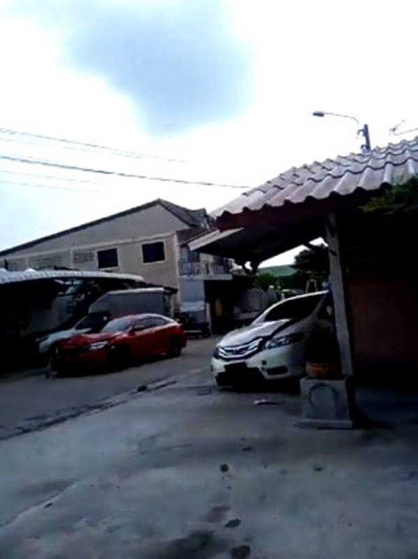 เก๋ง 2 คันทะเลาะอะไรกันไม่รู้ เก๋ง 2 คันทะเลาะอะไรกันไม่รู้