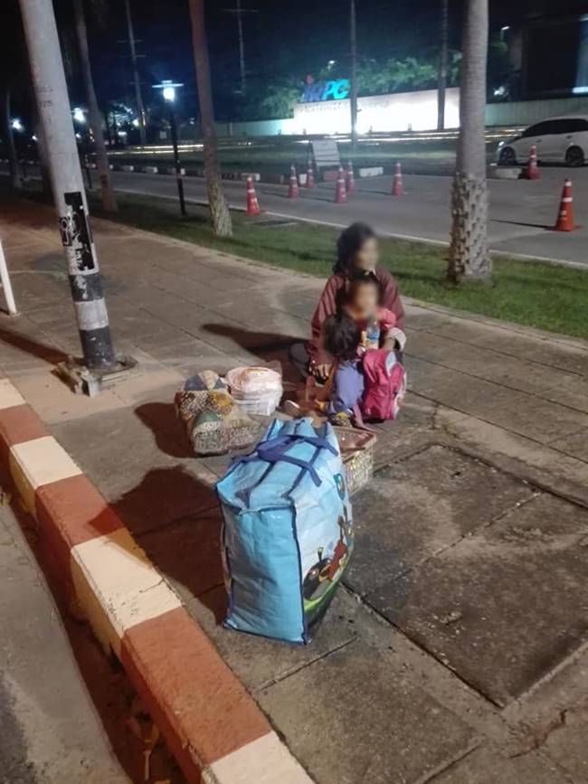 สาวถูกรถทัวร์ทิ้งข้างทาง สาวถูกรถทัวร์ทิ้งข้างทาง