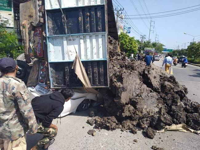 รถบรรทุกพลิกคว่ำทับเก๋ง รถบรรทุกพลิกคว่ำทับเก๋ง