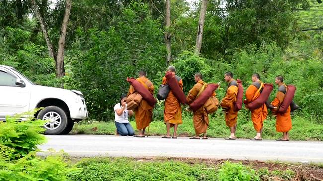 พระ 6 รูป เดินเท้าจากพัทลุง พระ 6 รูป เดินเท้าจากพัทลุง