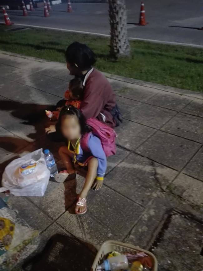 สาวถูกรถทัวร์ทิ้งข้างทาง สาวถูกรถทัวร์ทิ้งข้างทาง