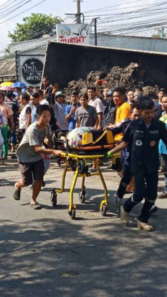 รถบรรทุกพลิกคว่ำทับเก๋ง รถบรรทุกพลิกคว่ำทับเก๋ง