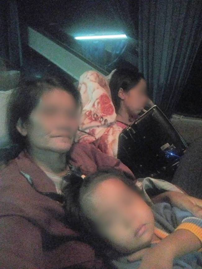 สาวถูกรถทัวร์ทิ้งข้างทาง สาวถูกรถทัวร์ทิ้งข้างทาง