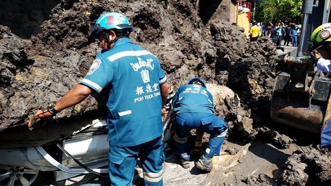 รถบรรทุกพลิกคว่ำทับเก๋ง รถบรรทุกพลิกคว่ำทับเก๋ง