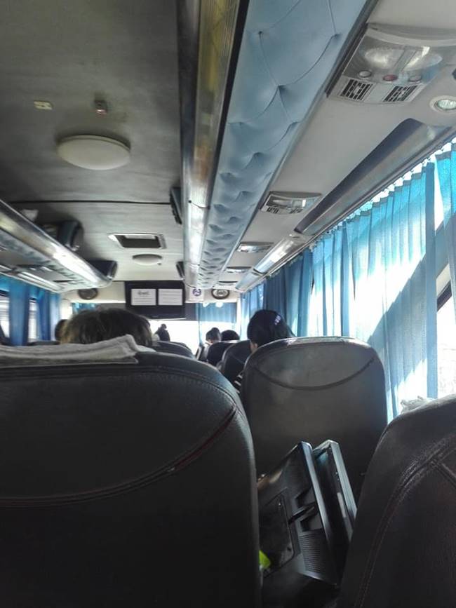 สาวถูกรถทัวร์ทิ้งข้างทาง สาวถูกรถทัวร์ทิ้งข้างทาง