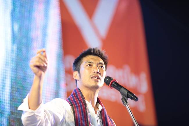 กนก รัตน์วงศ์สกุล โพสต์ภาพ ธนาธร ทำสัญลักษณ์ชู 3 นิ้้ว กนก รัตน์วงศ์สกุล โพสต์ภาพ ธนาธร ทำสัญลักษณ์ชู 3 นิ้้ว