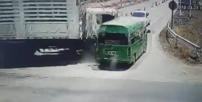 รถพ่วงชนรถตู้ รถพ่วงชนรถตู้