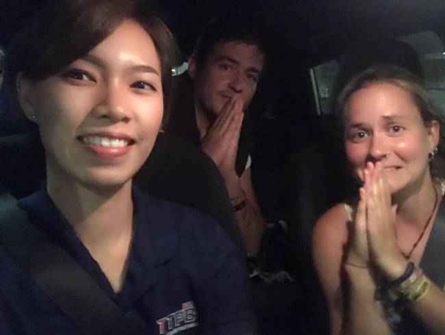 สาวไทยช่วย 2 นักท่องเที่ยวตกเครื่อง สาวไทยช่วย 2 นักท่องเที่ยวตกเครื่อง