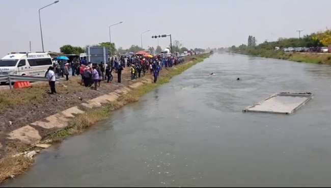 รถพ่วงชนรถตู้ รถพ่วงชนรถตู้