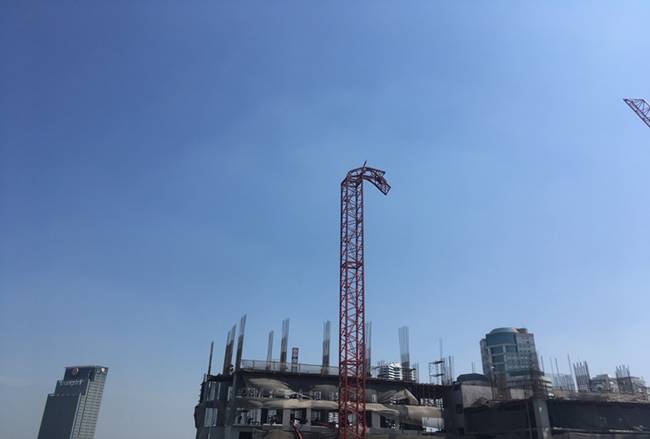 นาทีช่วยระทึก 1 ชีวิต ติดบนยอดเครน นาทีช่วยระทึก 1 ชีวิต ติดบนยอดเครน