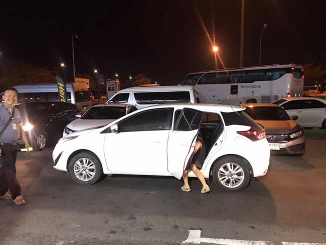 สาวไทยช่วย 2 นักท่องเที่ยวตกเครื่อง สาวไทยช่วย 2 นักท่องเที่ยวตกเครื่อง