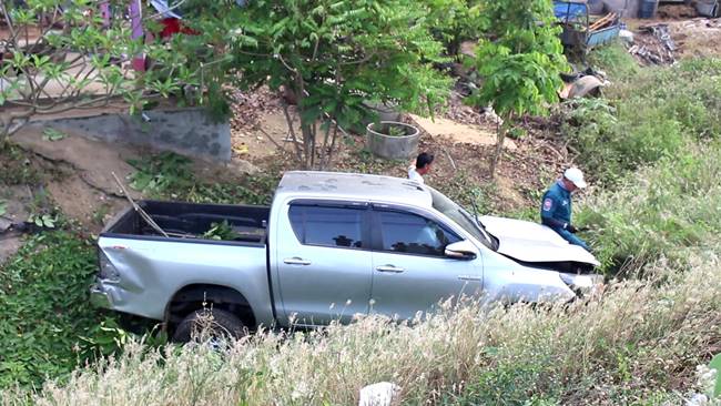 ขับรถชนซาเล้ง ขับรถชนซาเล้ง