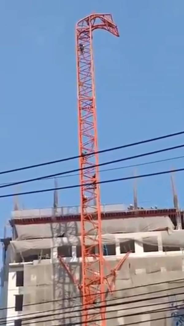 นาทีช่วยระทึก 1 ชีวิต ติดบนยอดเครน นาทีช่วยระทึก 1 ชีวิต ติดบนยอดเครน