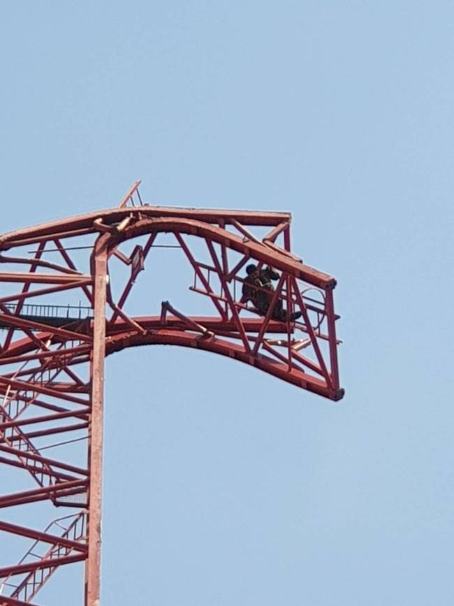 นาทีช่วยระทึก 1 ชีวิต ติดบนยอดเครน นาทีช่วยระทึก 1 ชีวิต ติดบนยอดเครน