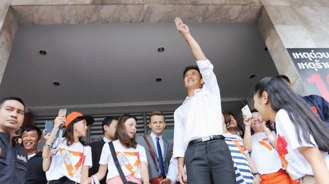 กนก เผยนี่คือความหมายที่แท้จริง หลัง ธนาธร ทำสัญลักษณ์ชู 3 นิ้ว กนก เผยนี่คือความหมายที่แท้จริง หลัง ธนาธร ทำสัญลักษณ์ชู 3 นิ้ว