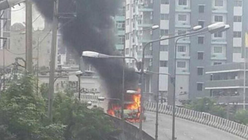 ระทึก ! ไฟไหม้รถตู้บนสะพานข้ามแยกพระราม 9 วอดทั้งคัน ระทึก ! ไฟไหม้รถตู้บนสะพานข้ามแยกพระราม 9 วอดทั้งคัน