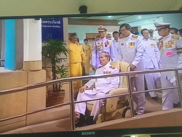 พระบาทสมเด็จพระเจ้าอยู่หัว เสด็จ ในการพระราชพิธีฉัตรมงคล ครบรอบ 65 ปี พระบาทสมเด็จพระเจ้าอยู่หัว เสด็จ ในการพระราชพิธีฉัตรมงคล ครบรอบ 65 ปี