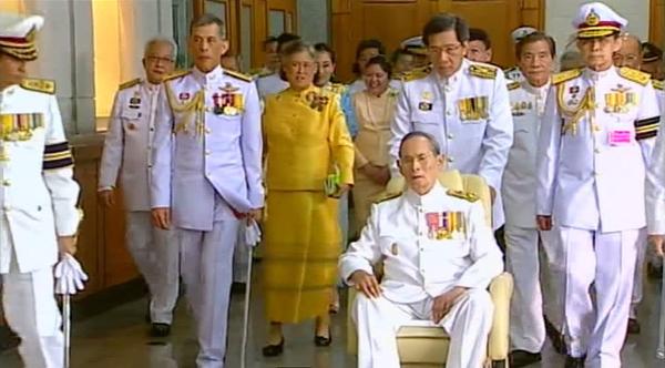 พระบาทสมเด็จพระเจ้าอยู่หัว เสด็จ ในการพระราชพิธีฉัตรมงคล ครบรอบ 65 ปี พระบาทสมเด็จพระเจ้าอยู่หัว เสด็จ ในการพระราชพิธีฉัตรมงคล ครบรอบ 65 ปี