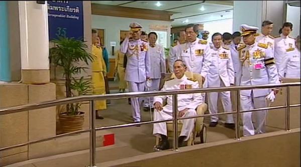 พระบาทสมเด็จพระเจ้าอยู่หัว เสด็จ ในการพระราชพิธีฉัตรมงคล ครบรอบ 65 ปี พระบาทสมเด็จพระเจ้าอยู่หัว เสด็จ ในการพระราชพิธีฉัตรมงคล ครบรอบ 65 ปี