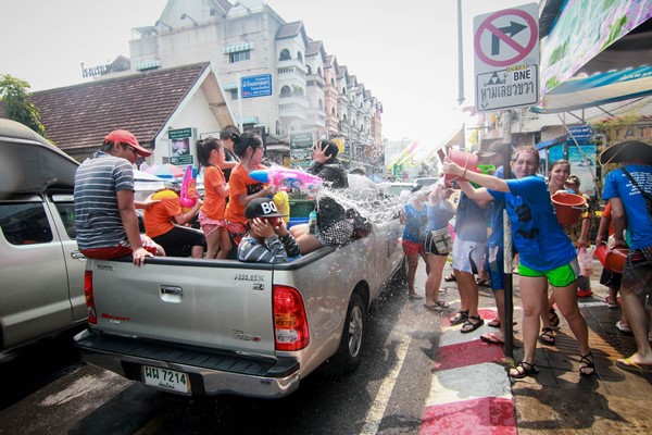 มท. 1 สั่งเข้มช่วงสงกรานต์ ห้ามนั่งท้ายรถกระบะกลับภูมิลำเนา มท. 1 สั่งเข้มช่วงสงกรานต์ ห้ามนั่งท้ายรถกระบะกลับภูมิลำเนา