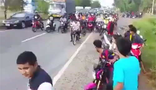 เด็กแว้นปิดถนนมิตรภาพ แข่งซิ่งกว่า 100 คัน ทำรถติดหลายกิโล เด็กแว้นปิดถนนมิตรภาพ แข่งซิ่งกว่า 100 คัน ทำรถติดหลายกิโล