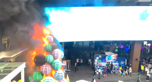 ไฟไหม้สยามสแควร์วัน ติดทางเชื่อมบีทีเอส คนหนีกระเจิง ไฟไหม้สยามสแควร์วัน ติดทางเชื่อมบีทีเอส คนหนีกระเจิง