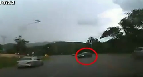 คลิปอุบัติเหตุรถแหกโค้งเขาใหญ่ แคปติวาพุ่งชนปาเจโร่ ดับ 4 คลิปอุบัติเหตุรถแหกโค้งเขาใหญ่ แคปติวาพุ่งชนปาเจโร่ ดับ 4