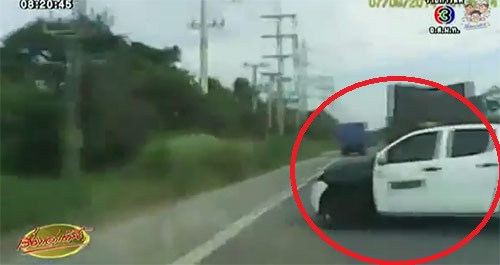 พ่อซิ่งแซงกระบะ ไม่ฟังเสียงห้าม สุดท้ายเจ็บทั้งคันพร้อมลูก พ่อซิ่งแซงกระบะ ไม่ฟังเสียงห้าม สุดท้ายเจ็บทั้งคันพร้อมลูก