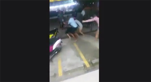 คลิปนัดตบกันที่เซเว่น เกาะช้าง ฝ่ายชายเข้าต่อยช่วยแฟน คลิปนัดตบกันที่เซเว่น เกาะช้าง ฝ่ายชายเข้าต่อยช่วยแฟน