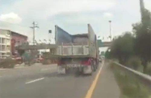 คลิปสิบล้อจอมตบ คัมแบ็ค ขับปาดหน้ากระจกข้างกระเด็น คลิปสิบล้อจอมตบ คัมแบ็ค ขับปาดหน้ากระจกข้างกระเด็น