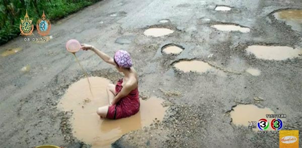 บิ๊กตู่ เตือน ชาวบ้านอาบน้ำหลุมถนน อย่าทำอีก ภาพไปถึงยูเอ็นแล้ว อายเขาไหม บิ๊กตู่ เตือน ชาวบ้านอาบน้ำหลุมถนน อย่าทำอีก ภาพไปถึงยูเอ็นแล้ว อายเขาไหม