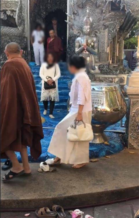 3 สาว เดินเข้าอุโบสถวัดดังเชียงใหม่ 3 สาว เดินเข้าอุโบสถวัดดังเชียงใหม่