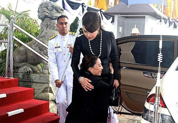 ภาพประทับใจ พระองค์ภา ทรงสวมกอดทูลกระหม่อมหญิงอุบลรัตนฯ พระปิตุจฉา ภาพประทับใจ พระองค์ภา ทรงสวมกอดทูลกระหม่อมหญิงอุบลรัตนฯ พระปิตุจฉา