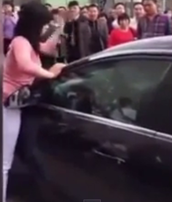 แค้นถูกนอกใจ ภรรยาพลังช้างทุบกระจกรถสามีแตกด้วยมือเปล่า แค้นถูกนอกใจ ภรรยาพลังช้างทุบกระจกรถสามีแตกด้วยมือเปล่า