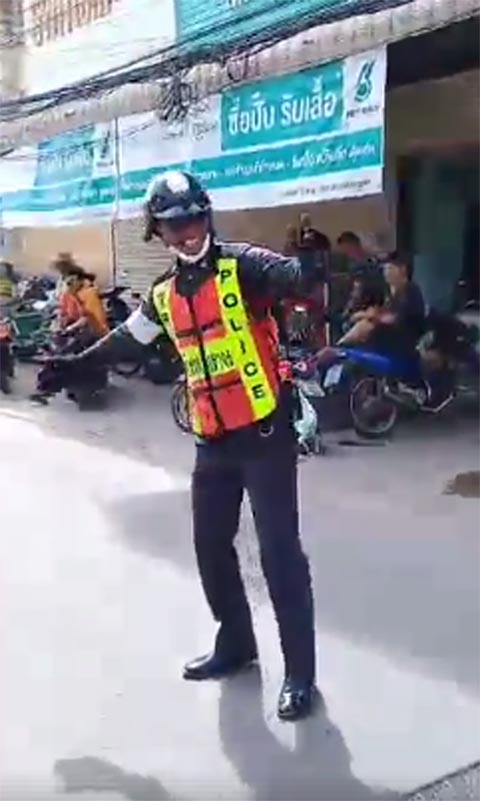 คลิปจราจรโบกรถอย่างมันส์ คลิปจราจรโบกรถอย่างมันส์