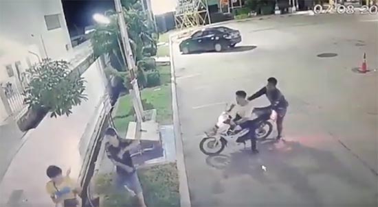 แก๊งวัยรุ่นรุมใช้มีดไล่ฟันคู่กรณีในปั๊มน้ำมันกลางดึก แก๊งวัยรุ่นรุมใช้มีดไล่ฟันคู่กรณีในปั๊มน้ำมันกลางดึก