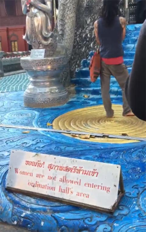 3 สาว เดินเข้าอุโบสถวัดดังเชียงใหม่ 3 สาว เดินเข้าอุโบสถวัดดังเชียงใหม่