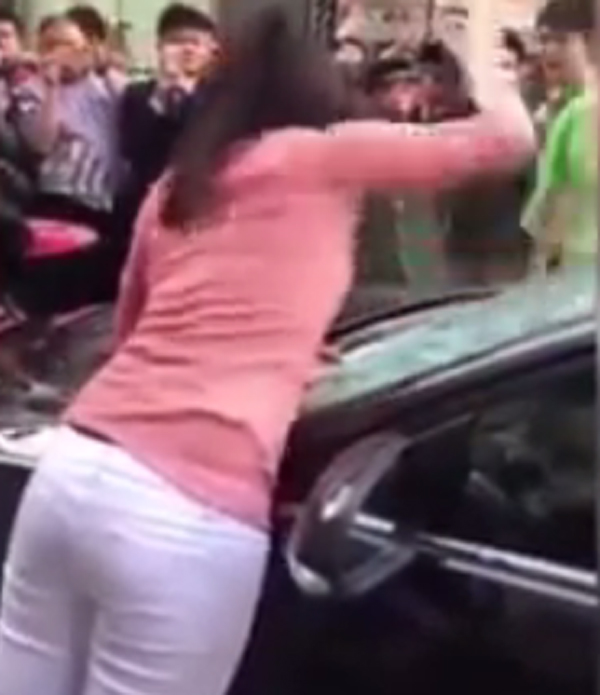 แค้นถูกนอกใจ ภรรยาพลังช้างทุบกระจกรถสามีแตกด้วยมือเปล่า แค้นถูกนอกใจ ภรรยาพลังช้างทุบกระจกรถสามีแตกด้วยมือเปล่า